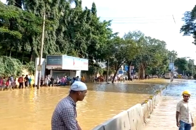 টানা দু'দিন ধরে পানীয় জল পাবেন না কয়েকটি এলাকার মানুষ। যে পাম্পিং স্টেশনগুলি কাবেরী নদী থেকে জল তোলে, সেগুলি এখনও জলের তলায়। 