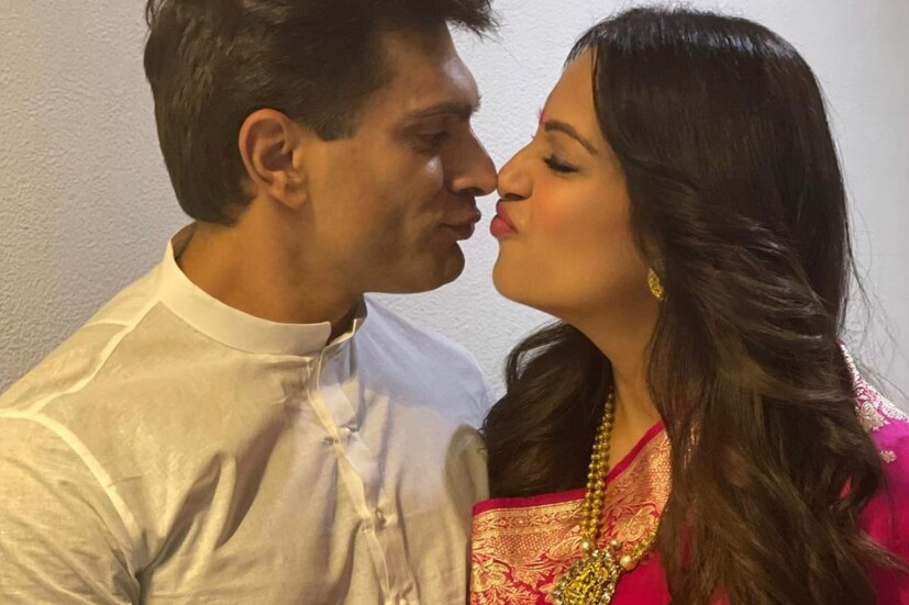 খুব তাড়াতাড়ি সন্তানের জন্ম দিতে চলেছেন তিনি। সাধের দিন স্বামীর সঙ্গে ছবি দিেয়ে বাংলা হরফে বাংলা লিখলেন নায়িকা। আদুরে সেই পোস্টে লেখা, 'আমার মিষ্টি বেবিজ'।