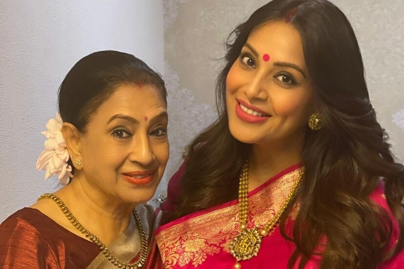 বিপাশার মা মমতা বসু মেয়েকে ধান দুব্বো দিয়ে আশীর্বাদ করে সাধ খাওয়ালেন। আর সেই ছবি দিয়ে নায়িকা লিখলেন, 'মা, আমি তোমার মতো মা হতে চাই।'
