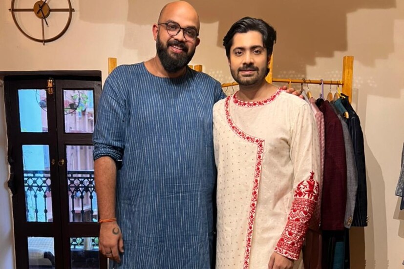 'বহুরূপী শান্তিনিকেতন'। না, বীরভূম শান্তিনিকেতনে নয়। খোদ দক্ষিণে কোলকাতাতেই এর ঠিকানা। অভিষেক রায় থুড়ি 'রয় অভিষেক' (ইন্ডাস্ট্রিতে এই নামেই পরিচিত বেশি)-এর তিলে তিলে গড়া এই বুটিক। বাংলা ইন্ডাস্ট্রির অন্যতম নামী, জনপ্রিয় ফ্যাশন ডিজাইনার তিনি। আর তাঁরই শিল্প সম্ভারের আস্তানায় পৌঁছে গেল নিউজ18 বাংলা ডট কম।