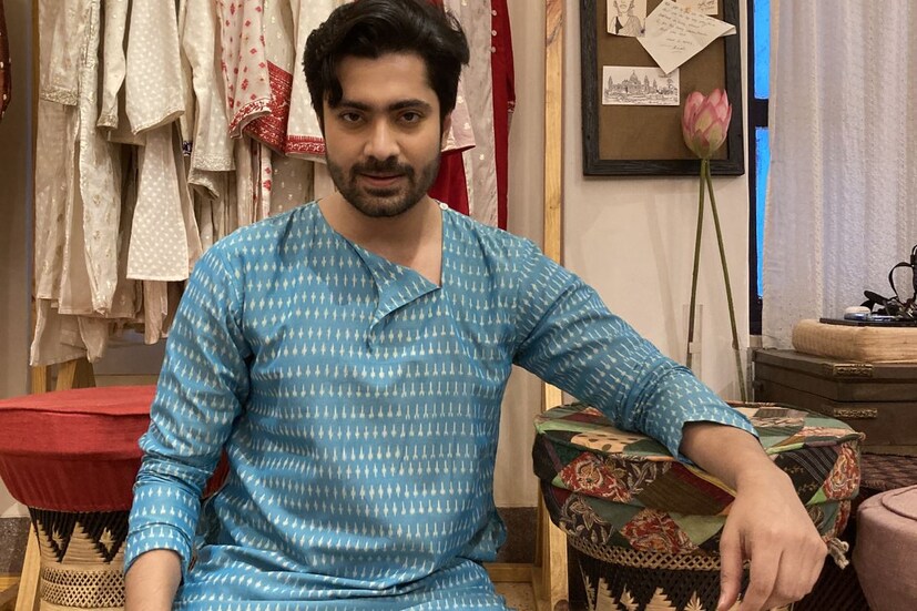 অভিষেকের সঙ্গে আলাপ হওয়ার আগে মা-বাবার পছন্দ করে দেওয়া ধুতি-পাঞ্জাবিই পরতেন গৌরব। কিন্তু এখন অভিনেতার কথায়, ''অভিষেক নতুন নতুন ভাবে আমাকে ভাবাচ্ছে পোশাকের বিষয়ে।''