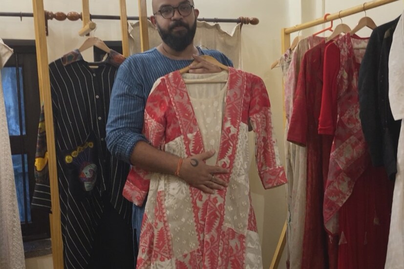 রয়েছে লাল-সাদার উপর লেয়ার্ড লম্বা জামদানি ড্রেস। একই রকমের পোশাক রয়েছে কেবল লাল এবং কেবল সাদার কম্বিনেশনেও। এ ছাড়াও রয়েছে শাড়ি। পুজোয় নজরকাড়া সাজতে হলে 'বহুরূপী শান্তিনিকেতন'-এর সুতির হালকা শাড়িই যথেষ্ট। 