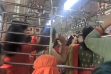 ভিড় লোকাল ট্রেনেই গরবা নাচে মাতলেন মহিলারা! উৎসবের মরশুমে ভাইরাল সেই ভিডিও