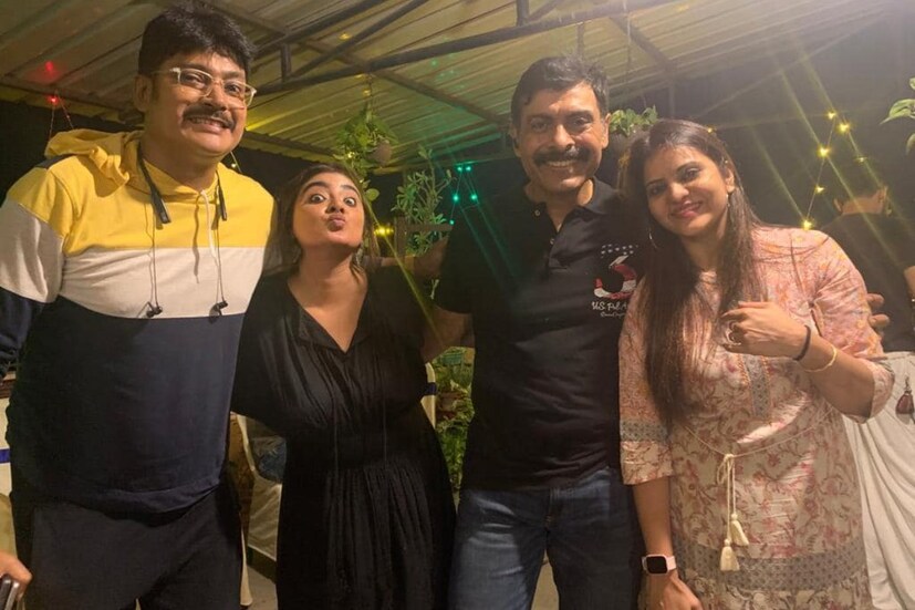 পার্টিতে নাচ-গানের ভিডিও-ও আপলোড করেছেন পৃথা। আর প্রত্যেকটি ছবিতে স্বামীর প্রতি ভালবাসার কথা উজাড় করে দিয়েছেন। তাঁদের প্রেমের গাথা এর আগে দর্শক জেনেছে 'ইস্মার্ট জোড়ি'র মঞ্চে।