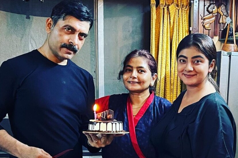 বাড়ির ভিতরে সুদীপ তাঁর মা এবং স্ত্রীর সঙ্গেও ছিমছাপ জন্মদিন পালন করেছেন। সে ছবি পোস্ট করে পৃথা অমিতাভ বচ্চনের সংলাপ ধার করে লিখেছেন, 'হামারে পাস মা হ্যায়।' যে যাই বলুক না কেন, তাঁদের দাম্পত্য যে অত ভঙ্গুর নয়, তা আরও ভাল করে বুঝিয়ে দিলেন সুদীপের স্ত্রী।