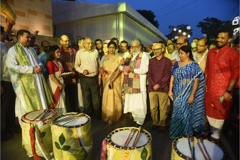 এ বারের থিম 'স্থাপত্যের আদিরূপ'। দক্ষিণ ভারতের স্থাপত্য শিল্পই ফুটে উঠবে কলকাতার অন্যতম নামকরা এবং ঐতিহ্যবাহী দুর্গাপুজোর মণ্ডপে।