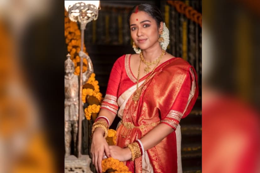 লাল পেড়ে সাদা শাড়িতে পুজো শুরু করলেন সোহিনী সরকার। মাথায় ফুলের তোড়া। সঙ্গে সোনার গয়নাও। ফোটোশ্যুটে তিনি আবার সিঁদুরও পরেছেন সিঁথিতে। রয়েছে শাখা পলাও। ছবি শেয়ার করে সকলকে পঞ্চমীর শুভেচ্ছা জানিয়েছেন নায়িকা। 