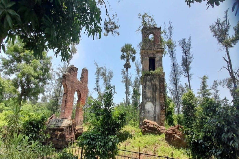 তৎকালীন খেজুরির নাম ছিল কেডিগিরি। সেই থেকে শুরু হয় খেজুরি বন্দর। এরও প্রায় একশো বছর পর ইংরেজরা ১৭৫৬ খ্রিস্টাব্দে খেজুরি বন্দর গড়ে তোলে। মূলত লবণ, নীল ও দাসপ্রথার জন্য মানুষ কেনাবেচার ক্ষেত্র হিসেবে দ্রুতই খেজুরি বন্দরের নাম ছড়িয়ে পড়ে। খেজুরিতে ডাকঘর আরও কয়েক বছর পরে চালু হয়। ১৭৭২ খ্রিস্টাব্দে ইংরেজ বণিকদের ইন্ডিয়া কোম্পানির খবর আদান প্রদানের জন্য খেজুরিতে প্রথম ডাকঘর স্থাপন হয়। যা ভারতের প্রথম ডাকঘর।