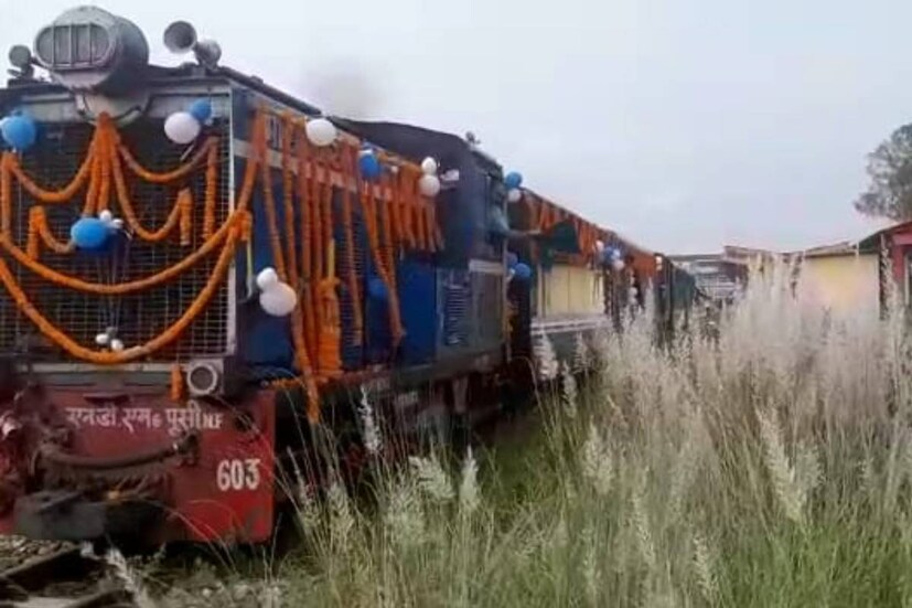 পুজোতে পর্যটকদের সেরা উপহার দার্জিলিং হিমালয়ান রেলওয়ের ( DHR)। আজ, সোমবার থেকে চালু হল ১৫ আসনের এসি ভিস্টাডোম কোচ। সঙ্গে ৮ আসনের বাতানুকূল রেস্তরাঁ-কোচ। ঝাঁ চকচকে কোচে চওড়া জানালা। ছাদও কাচের। ( প্রতিবেদন : পার্থপ্রতিম সরকার)