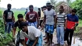 ক্ষুব্ধ  বাসিন্দারা গ্রাম পঞ্চায়েতের সামনে বেহাল রাস্তার প্রতিবাদে বিক্ষোভ দেখালেন