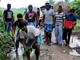 ক্ষুব্ধ  বাসিন্দারা গ্রাম পঞ্চায়েতের সামনে বেহাল রাস্তার প্রতিবাদে বিক্ষোভ দেখালেন