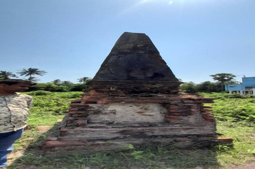 খেজুরির বাসিন্দা ও ইতিহাস গবেষক অরবিন্দ বেরা জানান, এশিয়াটিক সোসাইটি ও ন্যাশনাল লাইব্রেরিতে প্রচুর বইপত্রে উল্লেখ পাওয়া যায় এই ডাকঘরের। তিনিবলেন, &quot;ইস্ট ইন্ডিয়া কোম্পানির তথ্য আদান প্রদান করার জন্য ১৭৭২ সালে ভারতের প্রথম ডাকঘর তৈরি করেছিলেন ইংরেজ বণিকরা বা ইস্ট ইন্ডিয়া কোম্পানি। খেজুরি বন্দরের পাশেই গড়ে উঠেছিল চারতলা ডাকঘর। ১৮৩০ সালের ১৯ নভেম্বর রাজা রামমোহন রায় এই ডাকঘরে রাত্রি যাপন করেছিলেন।'