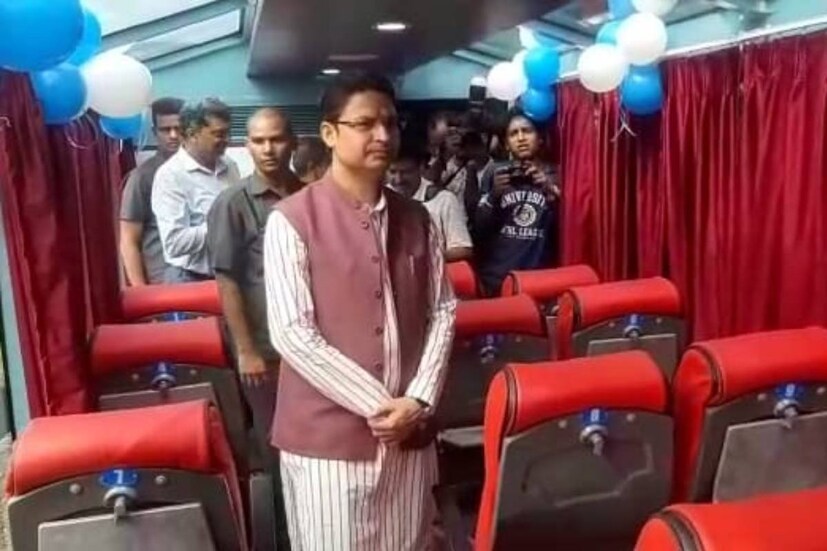 ধসের জেরে চলতি মাসে বন্ধই ছিল এনজেপি ও দার্জিলিঙের মধ্যে টয়ট্রেন পরিষেবা। রংটং ও তিনধরিয়া স্টেশনের মাঝে বড় ধসের জেরে গত ১ সেপ্টেম্বর থেকে দু’দফায় বন্ধ ছিল পরিষেবা। 