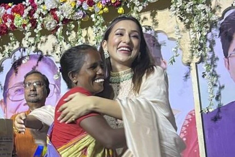 দেবীপক্ষ শুরু হতেই পুজো উদ্বোধন ঘিরে ব্যস্ত মিমি চক্রবর্তী৷