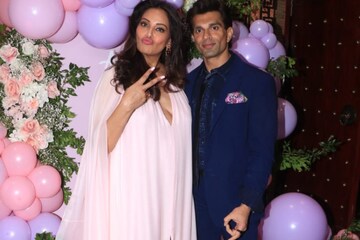 সাধের পরে বেবি শাওয়ার, সন্তান জন্মের আগে উদযাপনে বিপাশা-করণ, দেখুন ছবি সাধের পরে বেবি শাওয়ার, সন্তান জন্মের আগে উদযাপনে বিপাশা-করণ, দেখুন ছবি