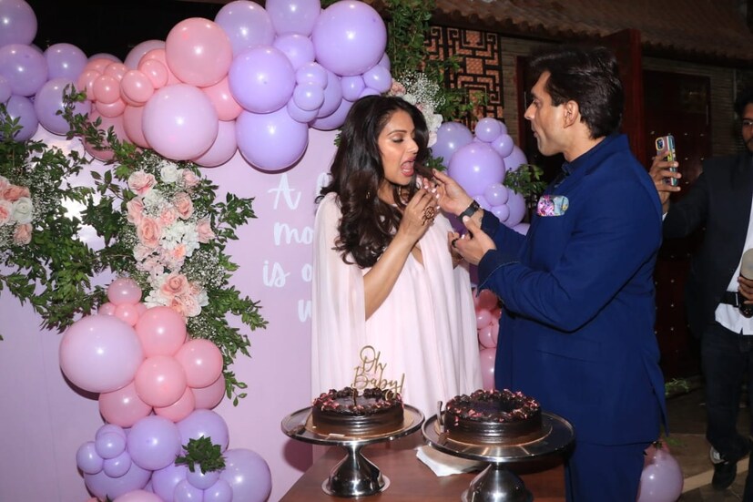 দুটি চকোলেট কেক কেটে একে অপরকে খাওয়ালেন বিপাশা-করণ। কেক কেটে বিপাশা প্রার্থনা করলেন, ''সুস্থ সবল সন্তানের জন্ম দিই যেন।''