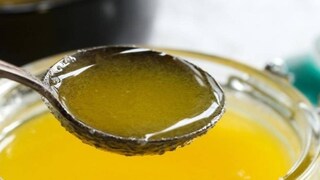 এক চামচ ঘি দিয়ে ধোঁয়া ওঠা গরম ভাত