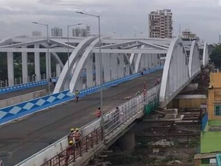 রাজ্য-রেলের পাশাপাশি, খড়গপুর আই আই টি-র বিশেষজ্ঞরা এই সেতুর যাবতীয় খুঁটিনাটি পদ্ধতি দেখেছেন