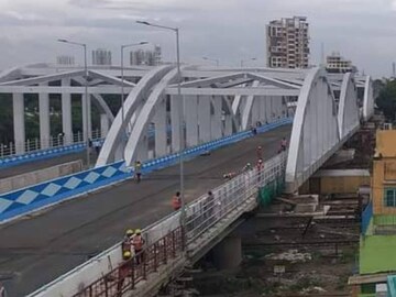 রাজ্য-রেলের পাশাপাশি, খড়গপুর আই আই টি-র বিশেষজ্ঞরা এই সেতুর যাবতীয় খুঁটিনাটি পদ্ধতি দেখেছেন