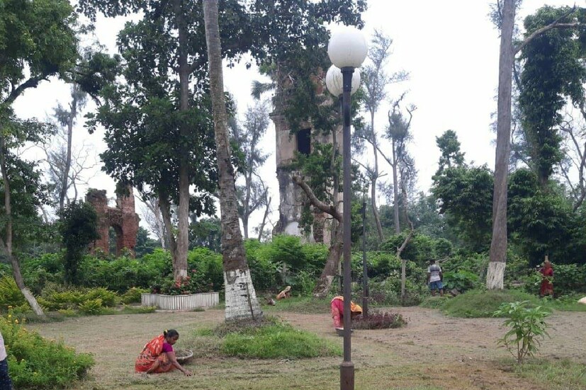 খেজুরিতে প্রথম শুধু ডাকঘর নয়, প্রথম টেলিগ্রাফ ব্যবস্থা গড়ে উঠেছিল এই খেজুরি ডাকঘর থেকেই। ভারতের প্রথম তার যোগাযোগ ব্যবস্থাও শুরু হয়েছিল এই ডাকঘর থেকে। ১৮৫১ সালে কলকাতা মেডিক্যাল কলেজের রসায়ন বিভাগের অধ্যাপক ডঃ ডব্লু বি ওসাগনেসে খেজুরি ও কলকাতার মধ্যে তার যোগাযোগ চালু করার জন্য ব্রিটিশ সরকারের কাছ থেকে অনুমতি পান।