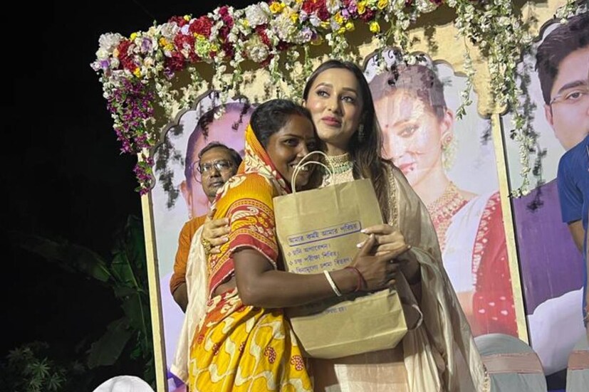 উৎসবের আলো যেন আলোকিত করতে পারে সকলকে৷ সমাজের পিছিয়ে থাকা অংশের হাতেও তুলে দেওয়া হল শারদ-উপহার৷