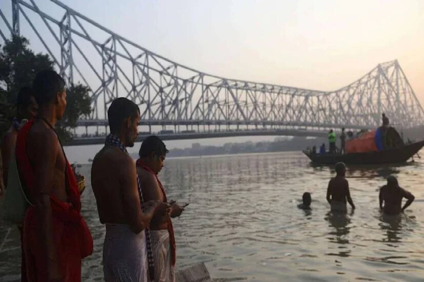 মহালয়া মানেই তর্পণ৷ পিতৃপক্ষের অবসানে ও দেবীপক্ষের সূচনায় আবহমান কাল ধরে তর্পণে শ্রদ্ধা নিবেদন ও স্মরণ করা হয় পূর্বজদের৷ তর্পণের জন্য রবিবার ভোর থেকেই ভিড় উপচে পড়বে গঙ্গার ঘাটে ঘাটে৷ গত দু’ বছর অতিমারি কালে বিঘ্নিত হয়েছে তর্পণ পর্বও৷ এ বছর বহু মানুষ তর্পণে অংশ নেবেন বলেই মনে করা হচ্ছে৷ কিন্তু রবিবার কেমন থাকবে আবহাওয়া? জানুন মহালয়ার দিন আবহাওয়ার পূর্বাভাস৷