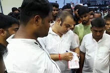 পেট্রোল পাম্পে আসা মানুষদের উপদেশ, মূল্যবৃদ্ধির বিরুদ্ধে অভিনব প্রতিবাদে তৃণমূল পেট্রোল পাম্পে আসা মানুষদের উপদেশ, মূল্যবৃদ্ধির বিরুদ্ধে অভিনব প্রতিবাদে তৃণমূল