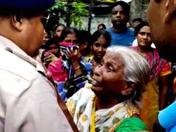 কান্নায় ভেঙে পড়েছে মৃতের পরিবার 