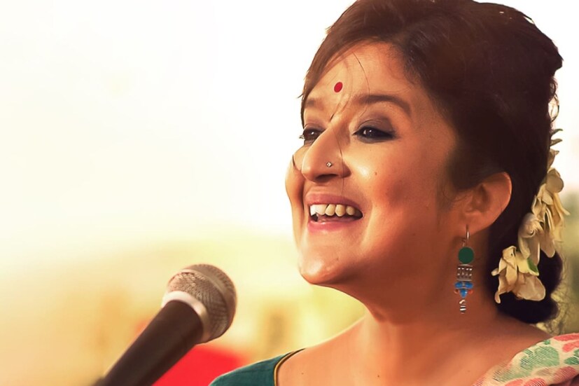 পুজোয় নতুন বাংলা গানের ছড়াছড়ি, এ দিকে রবীন্দ্রনাথের গান নেই, এমন হয় নাকি? এসভিএফ মিউজিকের তরফে প্রকাশ পেল সাহানা বাজপেয়ীর গলায় 'ওগো শোনো কে বাজায়'। সাহানার কথায়, ''পুজোর গান নয় বটে, তাও পুজো রিলিজের মধ্যে রবি ঠাকুরের এই গানটি যুক্ত করার জন্য এসভিএফ-কে ধন্যবাদ জানাই।'' গিটারে সম্যন্তক সিনহা।