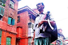মশককাঁধে কলকাতার রাজপথ থেকে হারিয়ে যাওয়া ভিস্তিদের গল্প বলে ‘ওয়াটারওয়ালা’