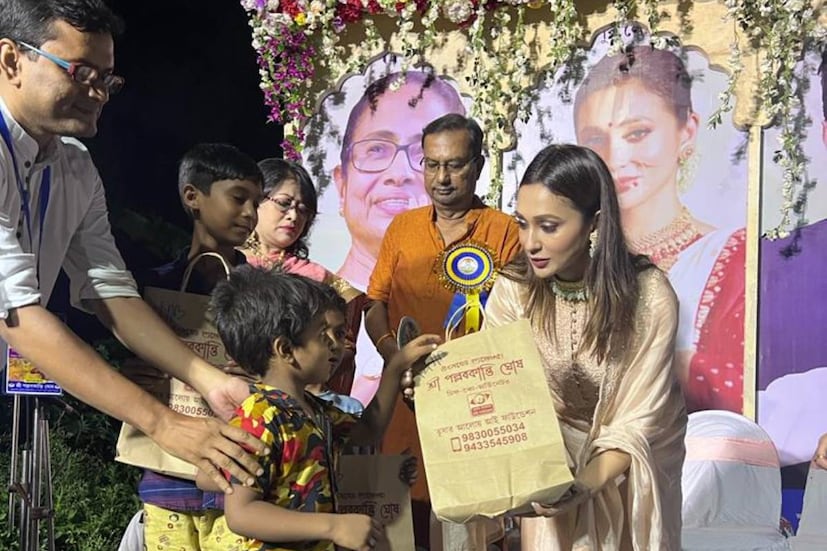 শুধুই নিজস্বী মুহূর্ত নয়৷ উদ্বোধন অনুষ্ঠানে সমাজের পিছিয়ে পড়া অংশকেও ভুলে গেলেন না যাদবপুরের সাংসদ৷