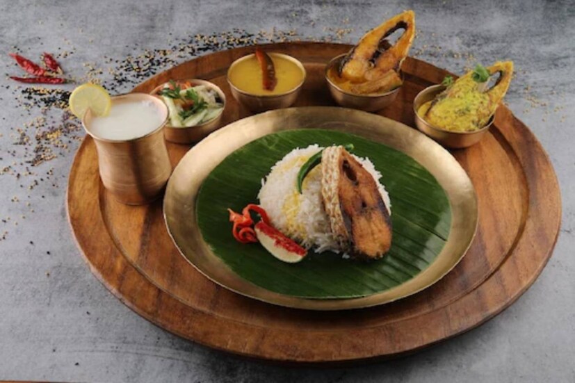 যদিও ক্যালেন্ডারে ভাদ্রমাস, তবুও ইলিশের মরশুম শেষ হয়নি ৷ সম্প্রতি বাংলাদেশে থেকে রাজ্যে এসেছে পদ্মার ইলিশ ৷ তবে দাম কিন্তু মহার্ঘ্যই৷ তাই ইলিশ রান্নার পর যদি স্বাদ ভাল না হয়, তাহলে কিন্তু সব মাটি ৷ তাই এত দাম দিয়ে কেনা ইলিশ বিফলে যেতে দেবেন না ৷ কিছু নিয়ম মনে রাখুন রান্নার সময়, ইলিশের স্বাদ আরও খোলতাই হবে ৷ 