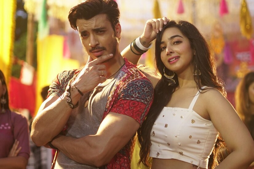 নাচে, গানে জমজমাটি 'এল রে পুজো এল'। গান গেয়েছেন নাকাশ আজীজ এবং সেঁজুতি দাস। তৃতীয় গানটি মুক্তি পেয়েছে মহালয়ার শুভ উপলক্ষে, অর্থাৎ আজ। তিন ধাপে পুজো যেন আরও কাছে এনে দিল, পুজোর গন্ধে ভরিয়ে দিল এসভিএফ মিউজিক। 