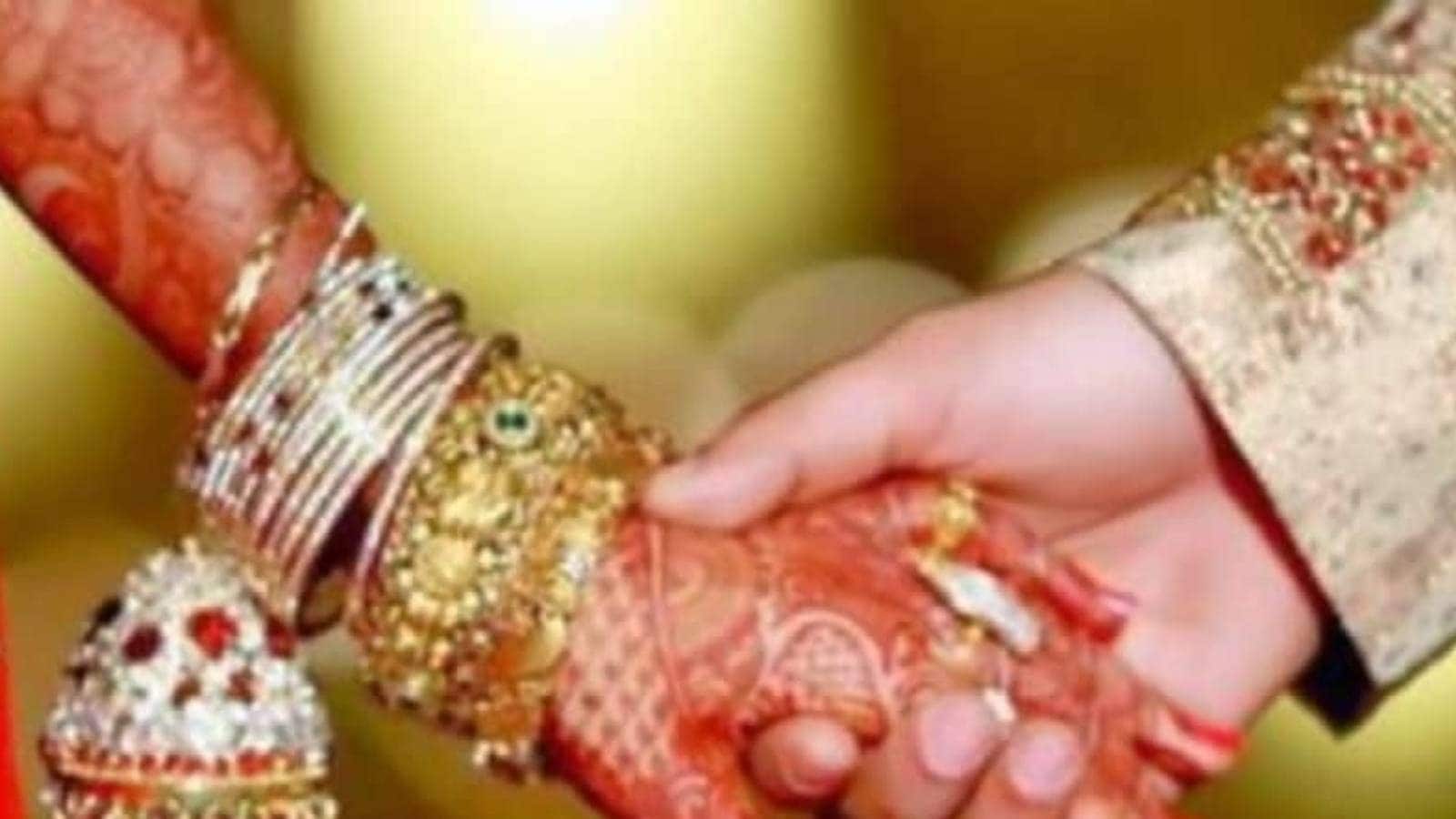 এক বিশেষ পেশার যুবকদের যোগাযোগ করতে নিষেধ! সংবাদপত্রের বিয়ের বিজ্ঞাপন ভাইরাল