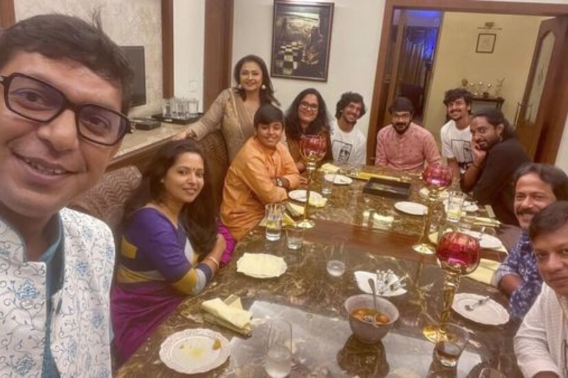 উপস্থিত ছিলেন শেহনাজ খুশি, বিজরী বরকতউল্লাহ, ইন্তেখাব দিনার, বৃন্দাবন দাস, পরিচালক সৈয়দ শাওকি প্রমুখ। বিজরী কয়েকটি ছবি পোস্ট করেছেন ফেসবুকে। সেখানেই সকলের প্রিয় বুম্বাদার 'উৎসব' বাসভবনের ঝলক মিলল।