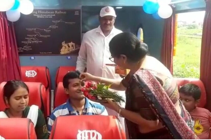 পুজোর আগে নয়া উপহারে খুশি পর্যটকেরা। প্রথম বার টয়ট্রেনে চেপে পাহাড় সফরে ভিস্টাডোম কোচ! অভিভূত পর্যটকেরা। 