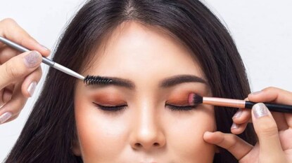 অনেকেই নিজের কাছে মেকআপ কিট রাখেন অনেকেই নিজের কাছে মেকআপ কিট রাখেন