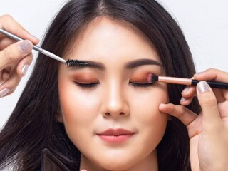 অনেকেই নিজের কাছে মেকআপ কিট রাখেন