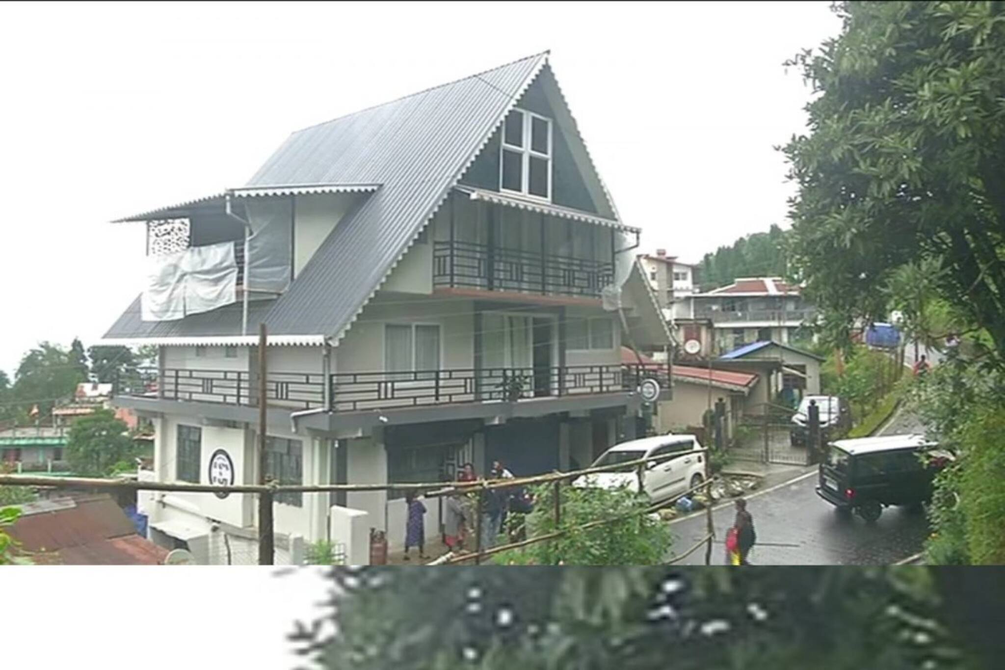 অর্কিডের মাঝে অশরীরীর রহস্যের কুহেলীতে ডুবে যেতে চলুন কার্শিয়ঙের ডাও পাহাড়