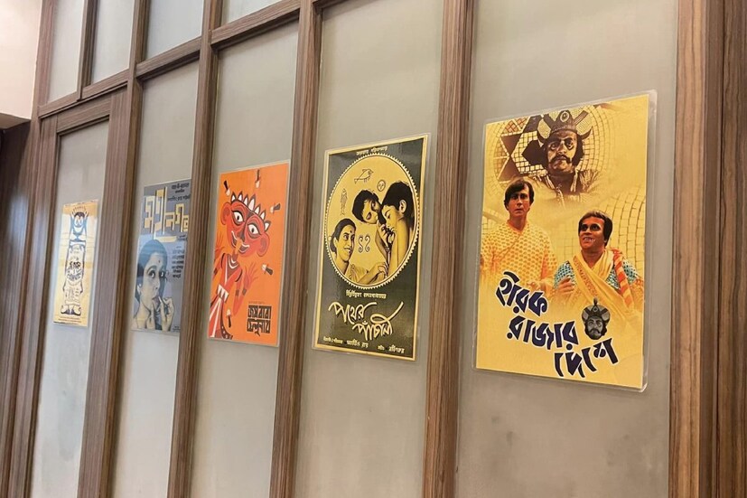 এই বাড়িতেই সত্যজিৎ রায়ের ছবি 'নায়ক'-এর শ্যুটিং হয়েছিল। উত্তমকুমারকে অরিন্দম মুখোপাধ্যায় হিসেবে দেখা যায় এই বাড়িতেই। সে গল্প তিনি নিজে ঘুরে ঘুরে বলেন অতিথিদের। 