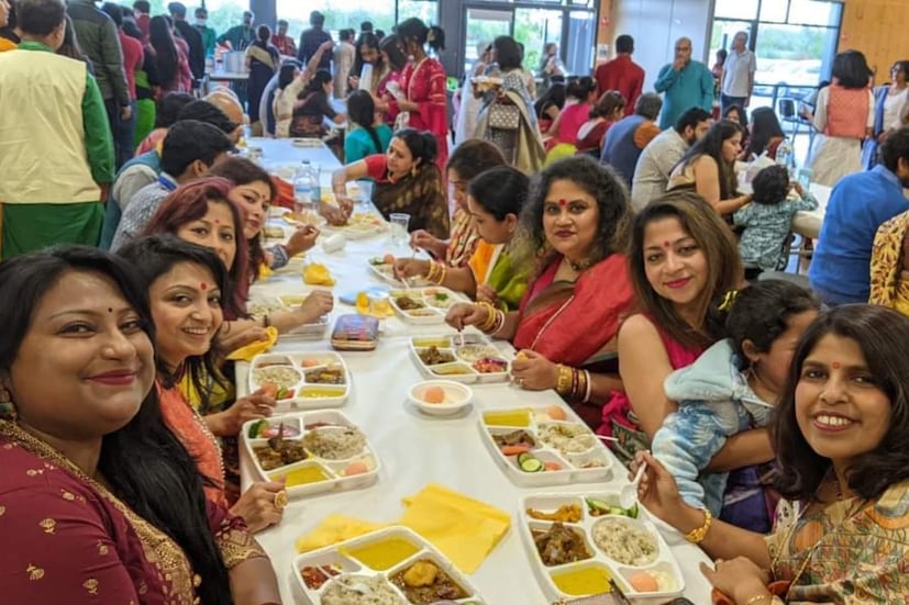 কেমব্রিজের মৃন্ময়ী-মায়ের চিন্ময়ী-রূপে আরাধনার তিনটি আকর্ষণীয় বৈশিষ্ট্য, মণ্ডপসজ্জা, মহাভোগ-প্রসাদ ও সাংস্কৃতিক অনুষ্ঠান। স্থানীয় ব্যবসায়ীদের অনুপ্রাণিত করবার জন্য মণ্ডপ-প্রাঙ্গনে অস্থায়ী-দোকান তৈরির আহ্বান জানানো হয়। 