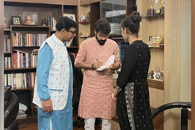 বাংলাদেশের শিল্পীরা হইচইয়ের একটি অনুষ্ঠানে অংশ নিতে কলকাতায় এসেছিলেন। তাই নিজের বাড়িতে নৈশভোজের নিমন্ত্রণ জানিয়েছিলেন প্রসেনজিৎ। বাংলাদেশের এক সংবাদমাধ্যমকে 'কারাগার' ওয়েব সিরিজ খ্যাত চঞ্চল জানান, প্রসেনজিৎ নিজের বাড়ি ঘুরিয়ে ঘুরিয়ে দেখান সকলকে।