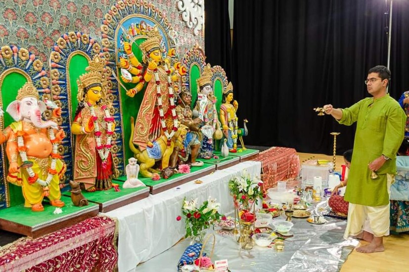 নিজস্ব কোনও পুজো-প্রাঙ্গন না থাকায় প্রতি বছরই যে কোনও শিক্ষা-প্রতিষ্ঠানকে সাময়িক পূজামণ্ডপ বানিয়ে তোলেন তাঁরা। 