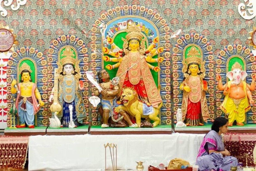 ২০ বছরে পা দিল কেমব্রিজের বাঙালিদের দুর্গাপুজো। বাংলা থেকে হাজার হাজার মাইল দূরে সমুদ্র পেরিয়ে মা দুর্গাকে একই ভাবে বরণ করে আনা হয়, আবার বিসর্জনও দেওয়া হয়। এ বরাও তার অন্যথা হয়নি। আইসিএফ সংগঠন অর্থাৎ ICS (Indian Cultural Society)-র পক্ষ থেকে আয়োজন করা হয়েছে দুর্গাপুজোর।