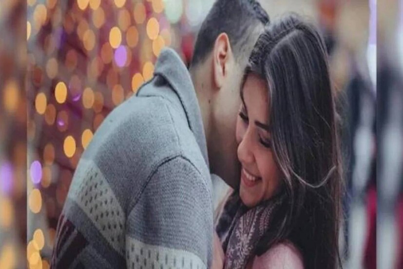 জড়িয়ে ধরার মতো প্রিয়জন নেই? তাহলে ও সমস্যা নেই৷ পোষ্যদের সঙ্গে সময় কাটান৷ নাচের মাধ্যমেও অবসর কাটাতে পারেন৷ যোগাভ্যাস চর্চাও মন ভাল রাখতে কার্যকরী৷ দরকারে প্রিয় বন্ধুর সঙ্গে ভিডিও কল করুন ৷ এই কাজগুলির ফলে ‘কাডল হরমোন’ বা অক্সিটোসিন ক্ষরণ হয়৷ ফলে শারীরিক ও মানসিক সমস্যা নিয়ন্ত্রণে থাকে৷