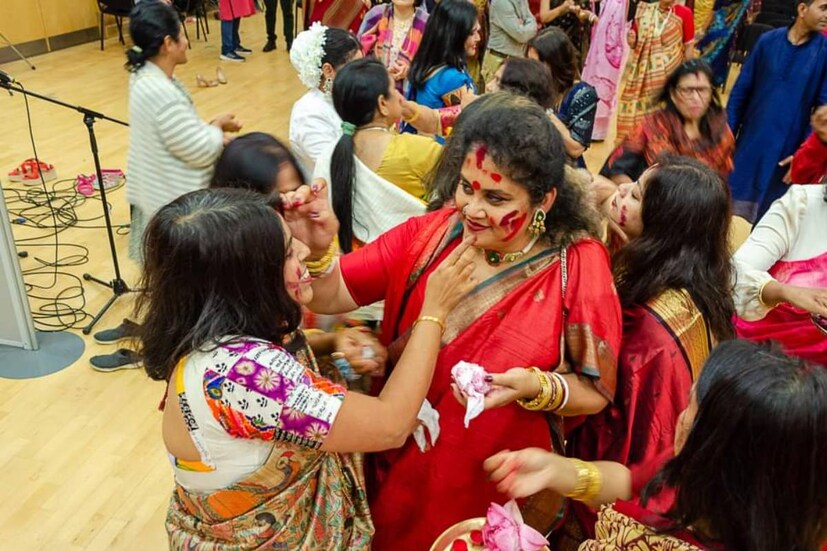 তবে চারদিনের মাতৃ-বন্দনা আড়াই দিনেই সেরেছেন তাঁরা। পঞ্জিকা নির্ধারিত দিন অনুযায়ী তাঁদের পুজো সম্ভব নয় বলেই জানান তাঁরা। মহালয়ার পরেই সাপ্তাহিক ছুটিতে দেবীকে আহ্বান জানান বাসিন্দারা।