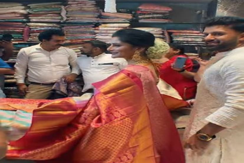 আসলে এরকম গসিপের কারণ রয়েছে৷ সোশ্যাল মিডিয়ায় এই ভিডিওতে যে ধরণের কমেন্ট রয়েছে তাতে কেউই ঠিক পেশাদার হিসেবে দেখতে চাইছেন না৷ সকলেই বিভিন্নভাবে সেই ইঙ্গিত করেছেন৷ Photo Courtesy- Rangoli Facebook Video Grab