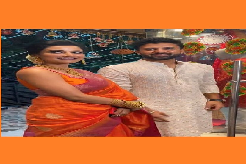 #কলকাতা: চিত্রাভিনেত্রীদের সঙ্গে তাঁর অনেক দিনের সম্পর্ক , তবে সেই সম্পর্ক আরও জোরালো হয়েছিল যখন নুসরত জাহানের সঙ্গে সম্পর্কে জড়িয়েছিলেন৷ সেটা বিয়ে না লিভ ইন সব নিয়ে বিতর্ক এখনও সকলের মনেই পরিষ্কারভাবে রয়ে গেছে৷ নুসরত নিখিলের সঙ্গ অতীত করে নিজের জীবনের পরের চ্যাপ্টারে মুভ করে গেছেন৷ তাহলে কি এবার নিখিলও৷ Photo Courtesy- Rangoli Facebook Video Grab