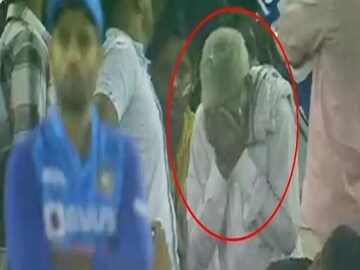 ভারতের হার দেখে চোখের জল ফেলছেন বৃদ্ধ