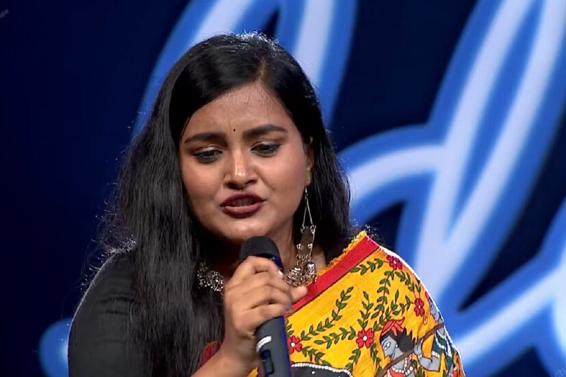নিজের হাই পিচ ভয়েস দিয়ে ইন্ডিয়ান আইডলের বিচারকদের মন্ত্রমুগ্ধ করলেন সঞ্চারী। ছোট থেকেই শাস্ত্রীয় সঙ্গীতের তালিম নিয়েছেন তিনি। গায়িকা হিসাবে নিজের দক্ষতা প্রমাণে এক ইঞ্চিও জমি ছাড়লেন না। এদিন ওপেরা স্টাইলের গানে বাজিমাত করলেন গায়িকা। তাঁর হাই পিচড ভয়েস শুনে হাঁ নেহা কক্কর থেকে হিমেশ রেশমিয়া। স্টার জলসার ‘সুপার সিঙ্গার’-এর তাজ উঠেছিল সঞ্চারীর মাথায়। এবার জাতীয় স্তরে স্বীকৃতি পাওয়ার লক্ষ্যে ইন্ডিয়ান আইডলের মঞ্চে হাজির এই বাঙালি কন্যে।